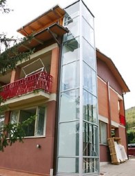Aufzug am Gebäude aussen