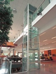 Innenlift im Glasschacht
