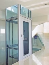 Senkrechtlift im Treppenauge