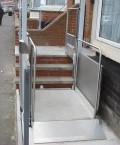 Hubbühne BLM an Treppe mit Klappbrücke