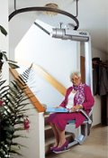 Schienengeführter Deckenlift mit Teleskopsitz