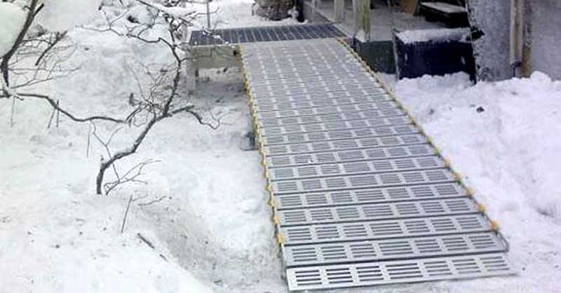 Roll-Rampe im Winter.Der Schnee fällt durch das Bodengitter.