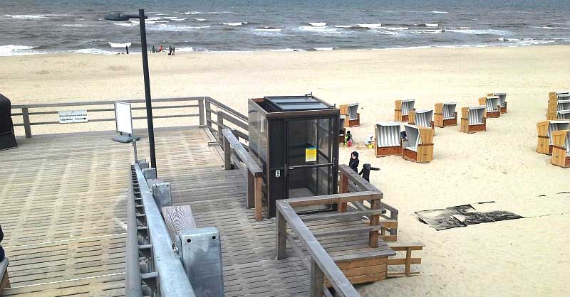 Auf Sylt vom Steg zum Strand.