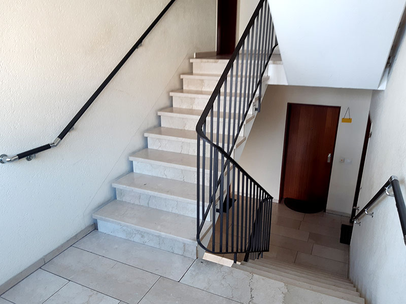 In öffentlichen Gebäuden sind Treppen beidseitig mit Handläufen zu versehen~flexo-handlauf.htm Treppenhaus mit beidseitigen Handläufen